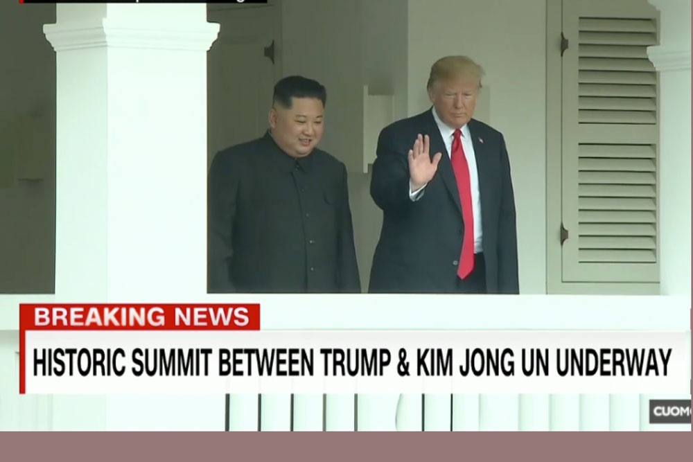 Ông Donald Trump và Kim Jong-un xuất hiện sau cuộc họp kín. Ảnh: CNN