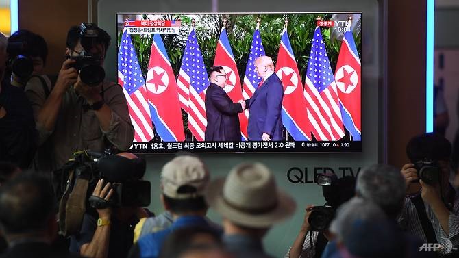 Khi đám đông tập trung trên đường phố Singapore để dõi theo ông Donald Trump và ông Kim Jong-un đi đến cuộc họp trong sáng nay, hàng triệu người khắp thế giới dõi theo quá trình này trên các kênh trực tiếp. Ảnh: AFP.