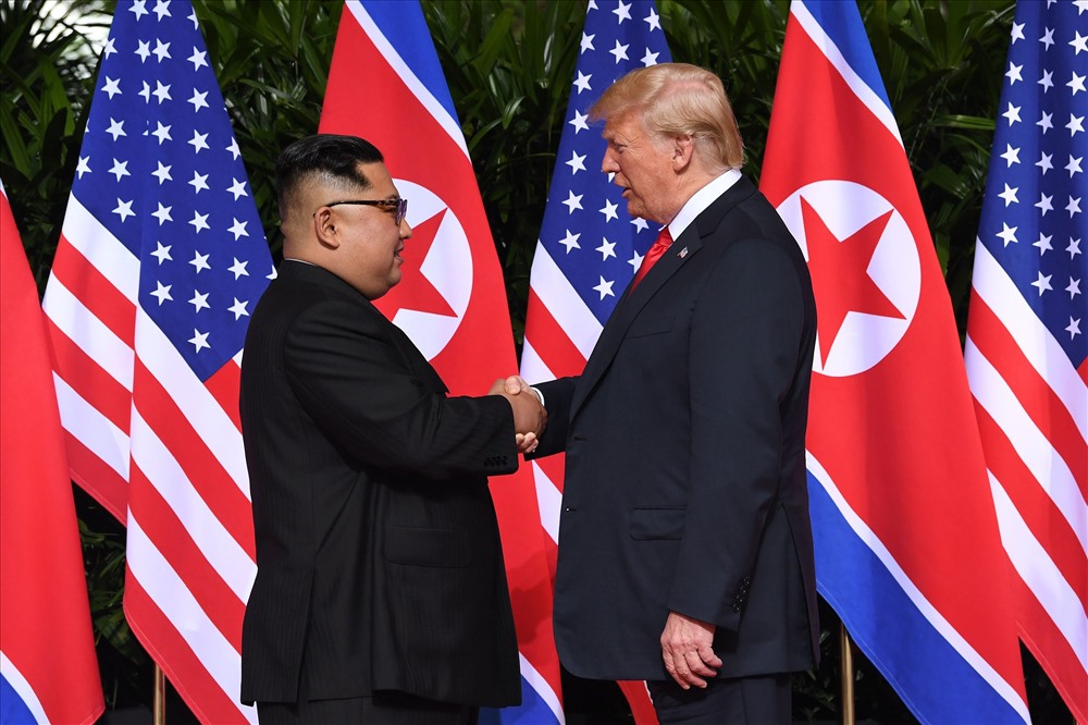 Cú bắt tay lịch sử kéo dài 12 giây giữa Tổng thống Mỹ Donald Trump và nhà lãnh đạo Triều Tiên Kim Jong Un mở đầu cho hội nghị thượng đỉnh Mỹ - Triều. Ảnh: Time
