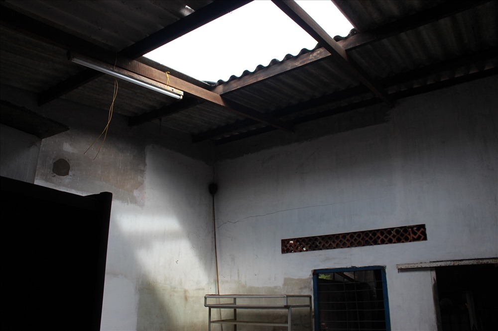 Thông mái nhà lấy ánh sáng trời thay cho đèn điện.