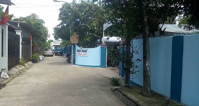 Cổng nhà nghĩ diễn ra vụ án.