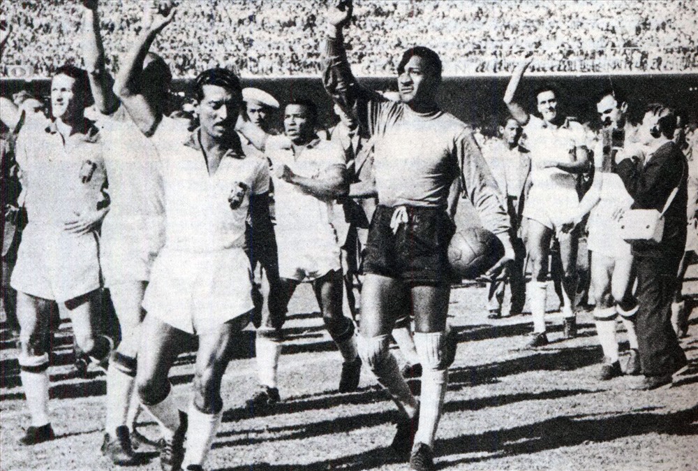 Tại World Cup 1950 và 1970, trọng tài không sử dụng bất cứ một thẻ đỏ nào.