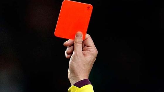 Cầu thủ đầu tiên nhận thẻ đỏ trong lịch sử World Cup là Mario de Las Casas (Peru) năm 1930.
