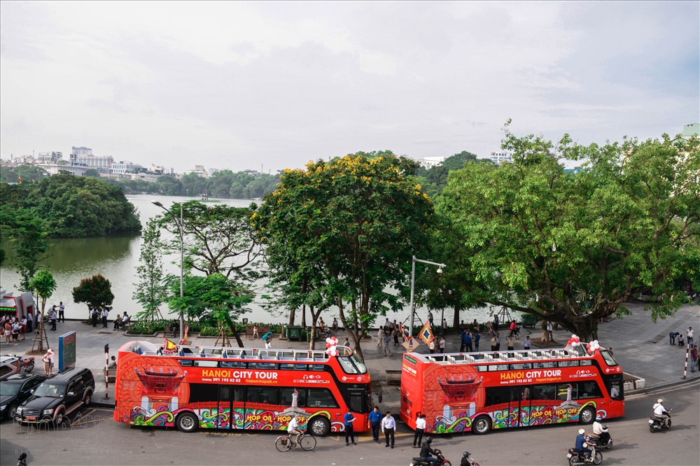 Ngày 30.5, tuyến xe bus mui trần đầu tiên Hà Nội đã được khai trương tại quảng trường Đông Kinh Nghĩa Thục (Hồ Hoàn Kiếm – Hà Nội).