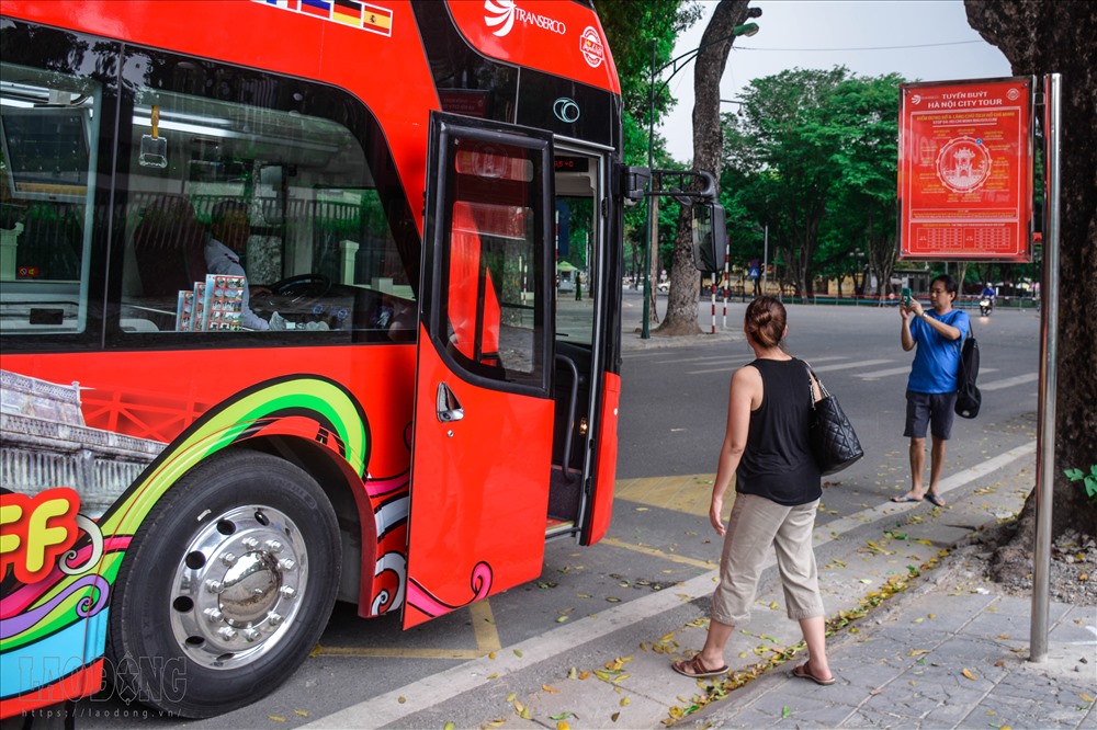 Nhiều du khách nước ngoài thích thú trải nghiệm bus mui trần