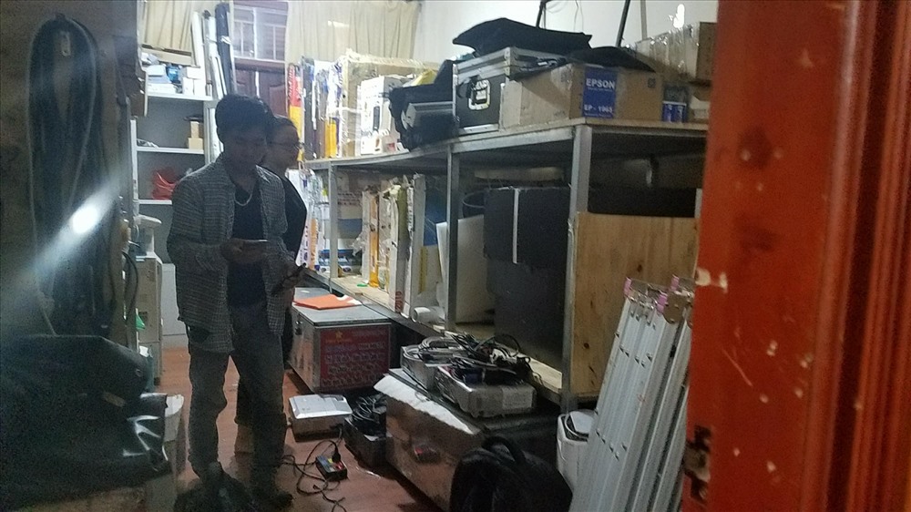 Bên trong một cửa hàng cho thuê tivi tại quận Cầu Giấy.