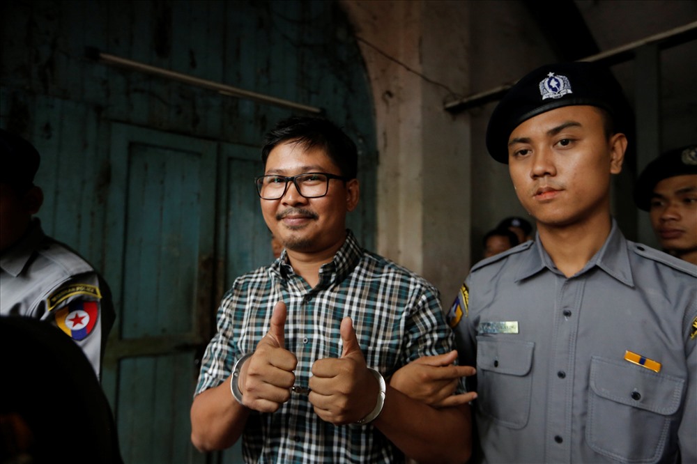 5. Nhà báo Reuters đã bị cảnh sát Wa Lone hộ tống ra khỏi phiên tòa tại Yangon, Myanmar, ngày 12 tháng 6 năm 2018 . 2 phóng viên Reuters bị bắt tại Myanmar, những người bị buộc tội sở hữu những tài liệu mật của chính phủ.