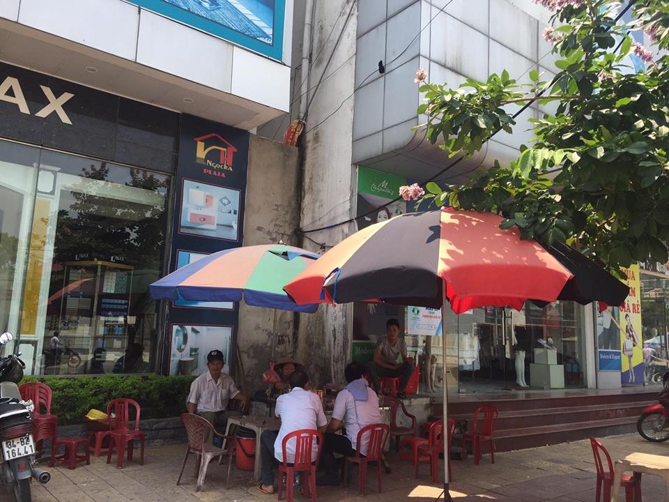 Quán nước nơi hai phóng viên bị đánh. Ảnh: CTV