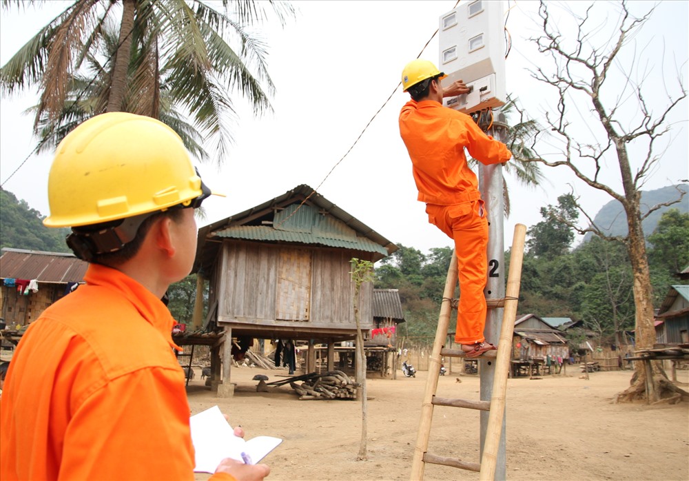 Điện có mặt ở tất cả các bản làng xa xôi, khó khăn về giao thông  tại huyện Hướng Hóa. Ảnh: Hưng Thơ.