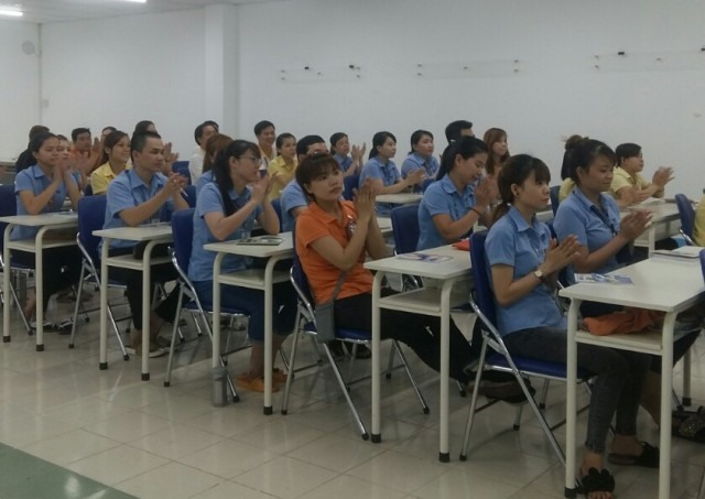 Các CNLĐ trẻ Cty CP Dệt May - Đầu Tư - Thương Mại Thành Công được đào tạo nghề miễn phí. Ảnh: CĐ Dệt May VN
