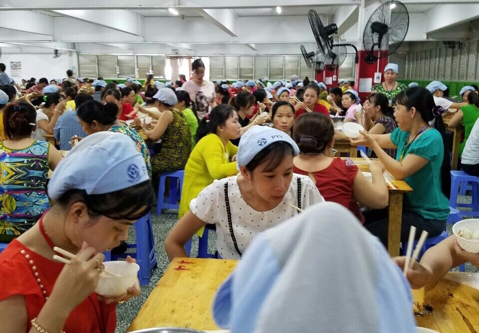 Công ty vẫn đảm bảo lương, quyền lợi cho anh chị em công nhân (Ảnh: Công nhân khu K nghỉ ngơi ăn cơm trưa - Ảnh: CN cung cấp