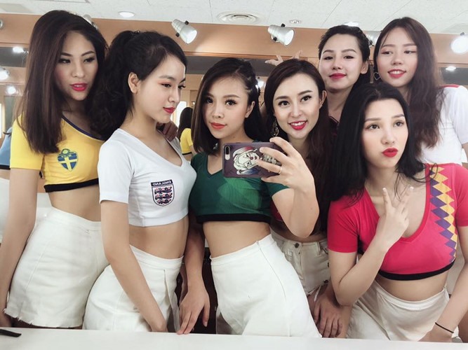 Dàn hot girl cổ vũ World Cup tưng bừng trước giờ G - ảnh 2 Dàn hot girl cổ vũ World Cup tưng bừng trước giờ G - ảnh 2