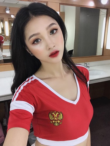 Dàn hot girl cổ vũ World Cup tưng bừng trước giờ G - ảnh 5 Dàn hot girl cổ vũ World Cup tưng bừng trước giờ G - ảnh 5