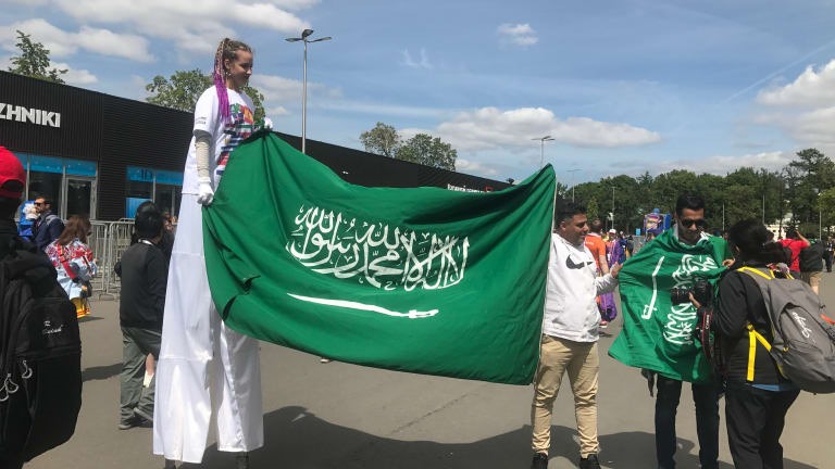 CĐV Saudi Arabia làm nóng trước trận đấu