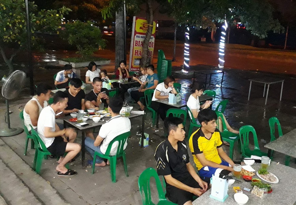 Công nhân ăn đậu phụ xem World Cup - ảnh 3 Công nhân ăn đậu phụ xem World Cup - ảnh 3