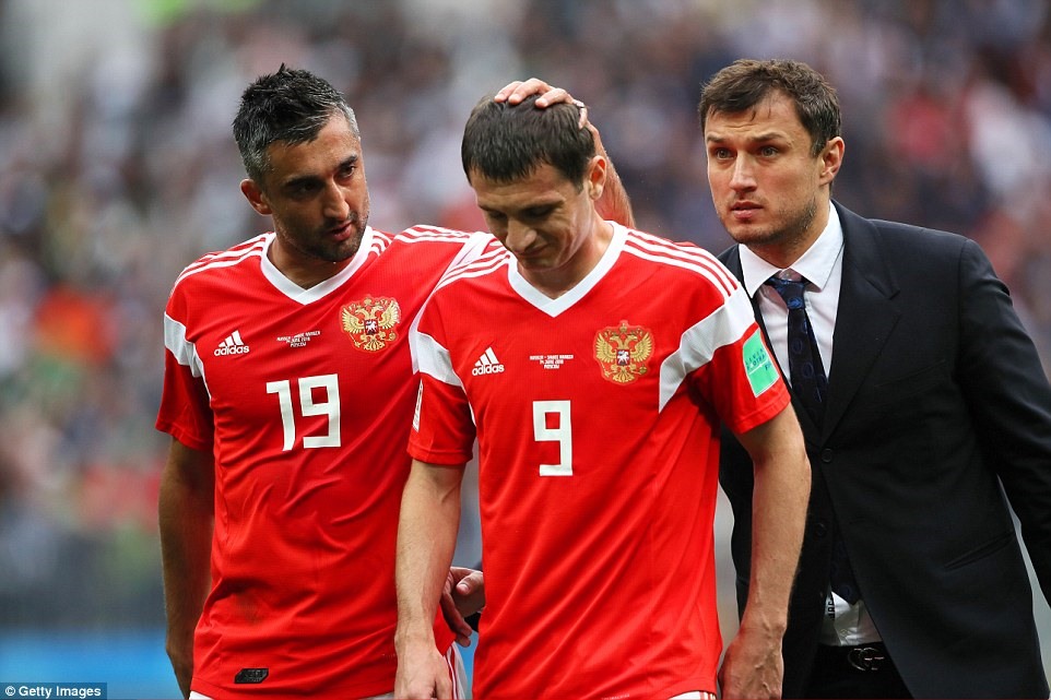 Dzagoev chấn thương phải nhường chỗ cho Cheryshev. Đây cũng chính là bước ngoạt giúp Nga có chiến thắng từng bừng. Ảnh:DailyMail