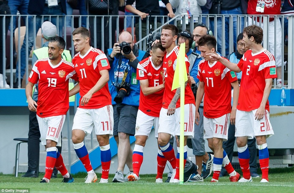 Trong một ngày thăng hoa, tuyển Nga đã khiến trận khai mạc World Cup trở thành bữa tiệc thịnh soạn. Ảnh: DailyMail