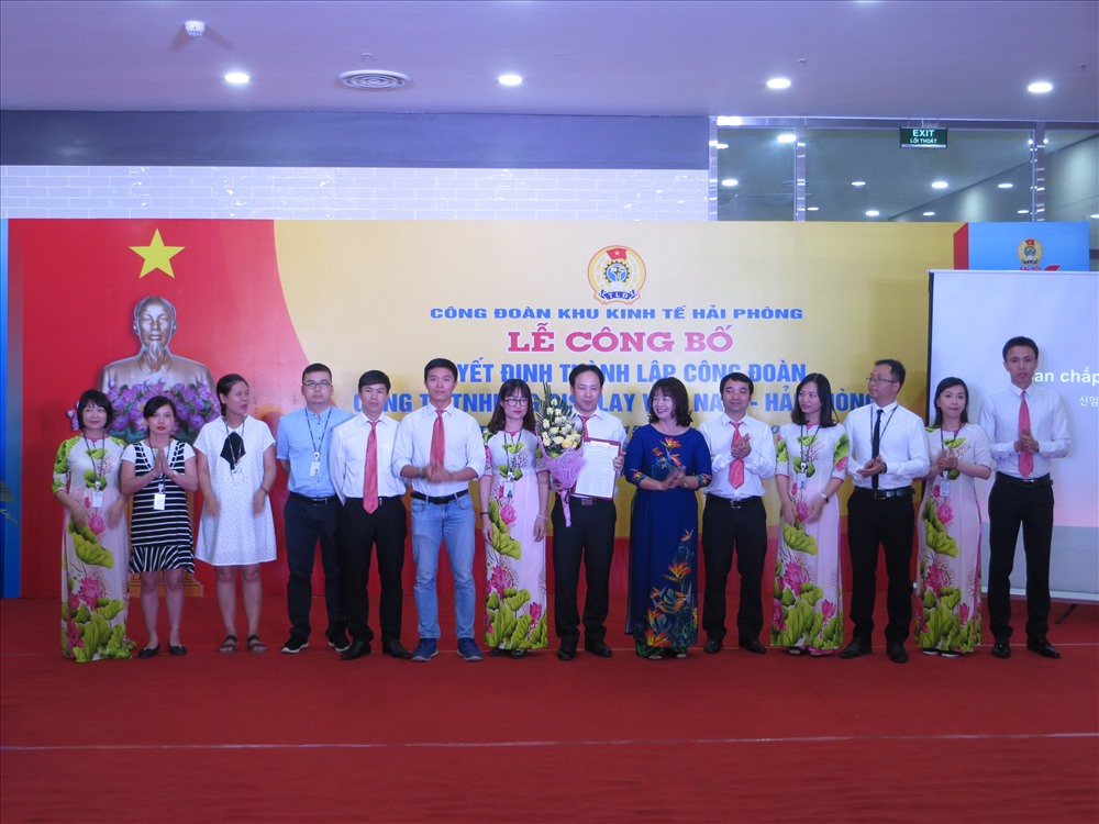 Trao quyết định thành lập tổ chức công đoàn Cty LG. Ảnh: TN