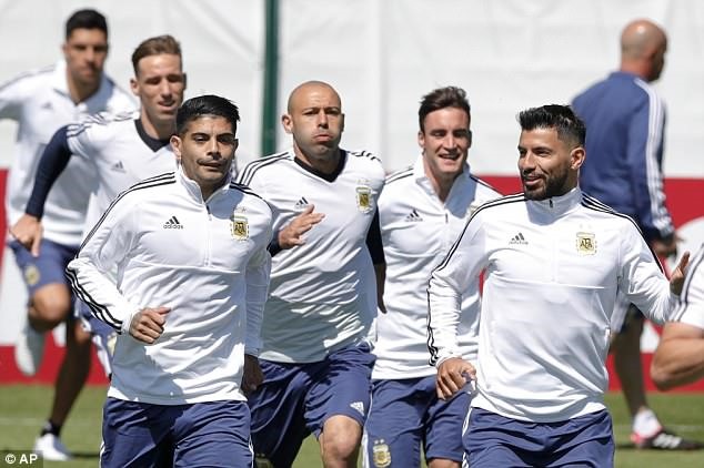 Aguero (ngoài cùng bên phải) sẽ lĩnh xướng hàng công Argentina khi đối đầu Iceland. Ảnh: AP.
