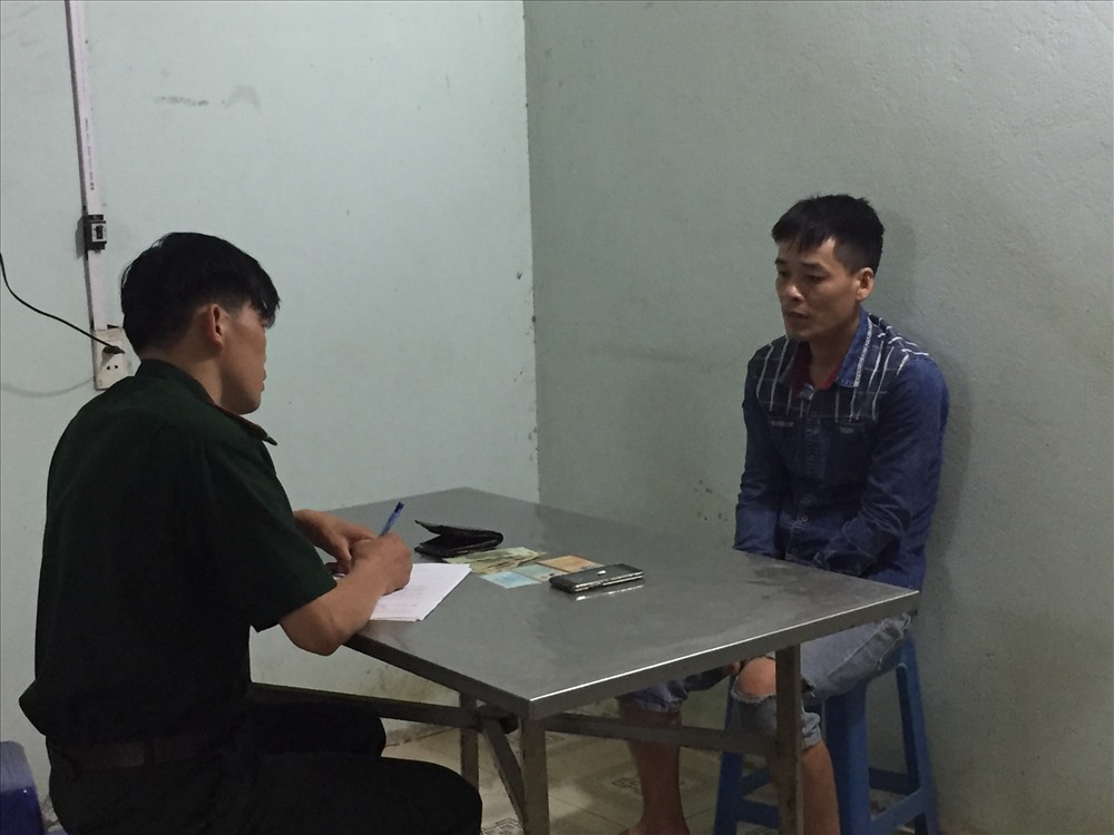 Bộ đội biên phòng lấy lời khai của các đối tượng.