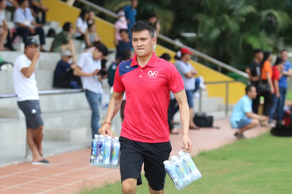 Hay trở thành nhân viên tiếp nước cho một học viên. Ảnh: D.N