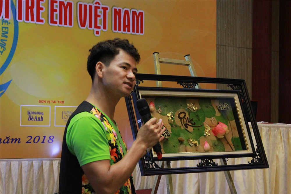 Hoạt động đấu giá gây quỹ cho chương trình “Vì trẻ em biển đảo“. Ảnh XH