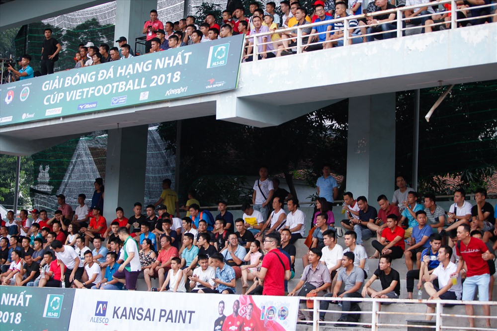 Khán giả vẫn đến kín khán đài dù giải đấu diễn ra màu World Cup.
