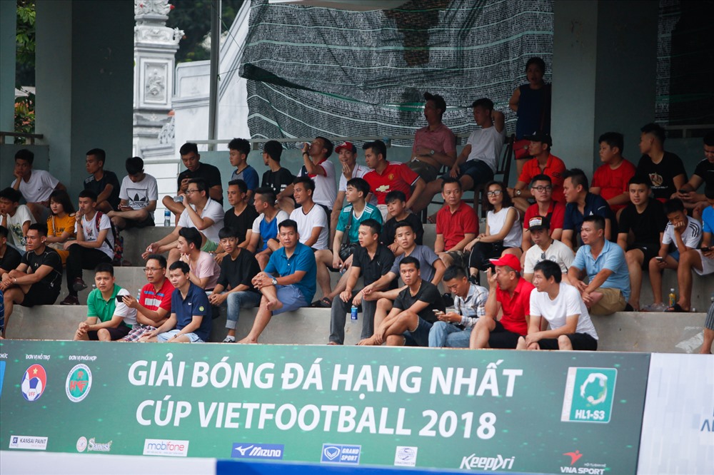 Khán giả hào hứng theo dõi các trận đấu.