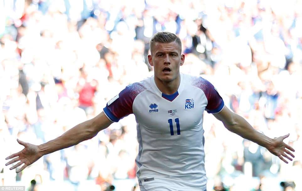 Finnbogason và các đồng đội tuyển Iceland xứng đáng với 1 điểm giành được. Ảnh: Reuters.