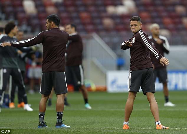 Chicharito (phải) là niềm hy vọng lớn của hàng tấn công Mexico. Ảnh: AP.