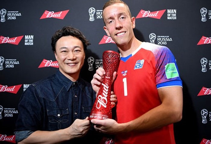 Halldorsson nhận giải Cầu thủ xuất sắc nhất trận. Ảnh: Getty.