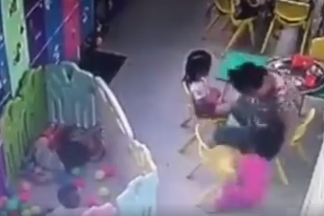 Cô giáo tát liên tiếp vào mặt trẻ. Ảnh: Chụp màn hình.