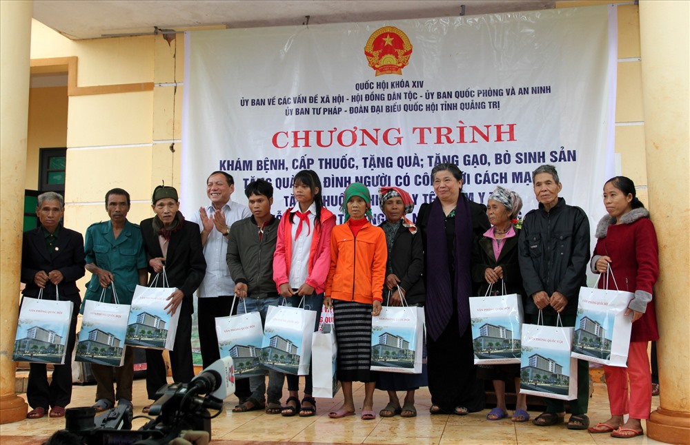 Bà Tòng Thị Phóng và ông Nguyễn Văn Hùng - Bí thư Tỉnh ủy Quảng Trị tặng quà cho những gia đình chính sách người đồng bào thiểu số tại xã Hướng Phùng. Ảnh: Hưng Thơ.