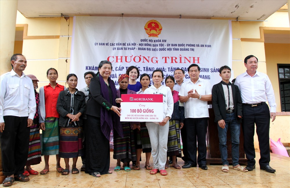 Trao tặng 100 con bò giống cho người dân tại xã Hướng Phùng và người dân có hoàn cảnh khó khăn ở các xã khác tại Hướng Hóa. Ảnh: Hưng Thơ.