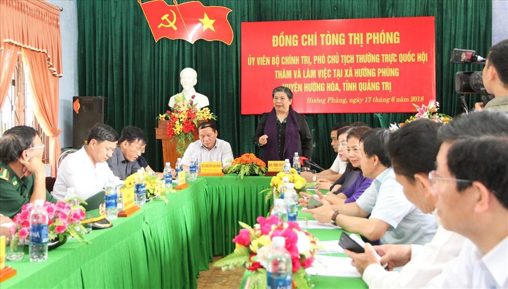 Đoàn công tác do bà Tòng Thị Phóng dẫn đầu làm việc với UBND xã Hướng Phùng. Ảnh: Hưng Thơ.