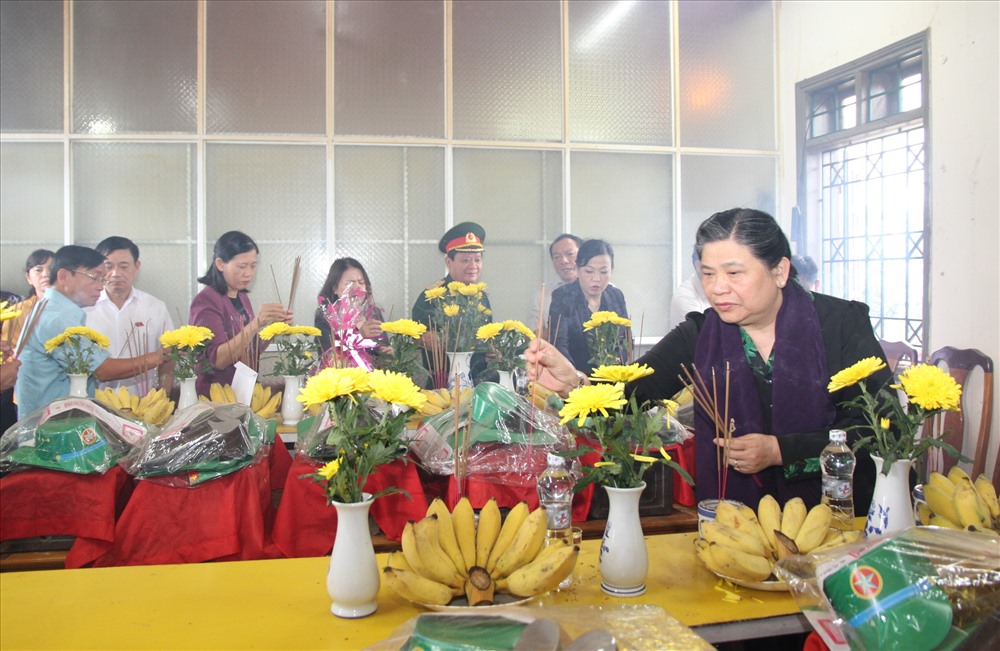 Bà Tòng Thị Phóng thắp hương cho những hài cốt liệt sĩ vừa được tìm thấy tại nhà quản trang Khu văn hóa tâm linh huyện Hướng Hóa. Ảnh: Hưng Thơ.
