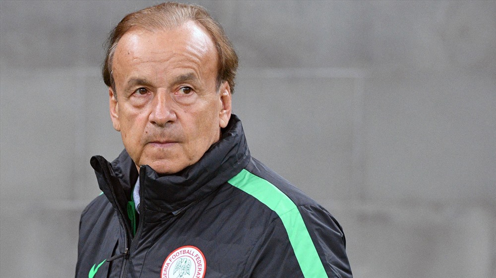 HLV Gernot Rohr rất nghiêm khắc trong chuyện quản lý cầu thủ. Ảnh: The Guardian.