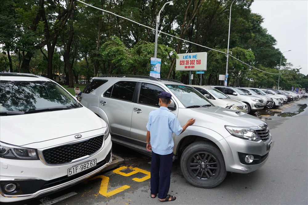 Thu phí đỗ xe ô tô dưới lòng đường TPHCM vẫn còn nhiều điểm bất cập.