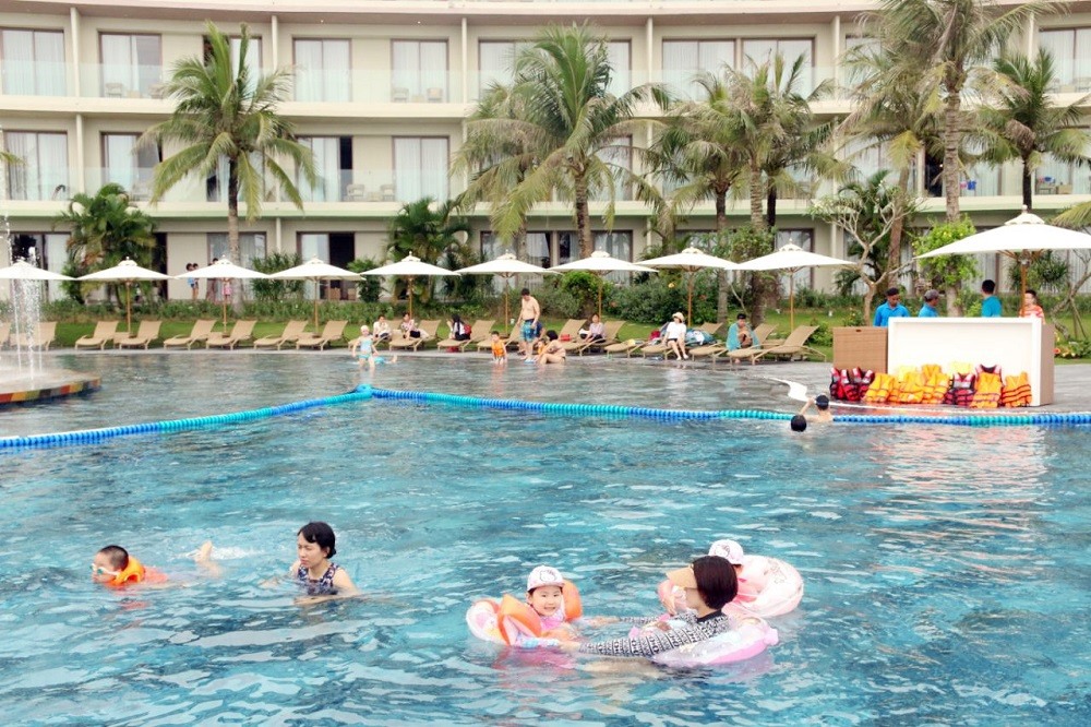 Bể bơi nước mặn rộng 5.100 m2 tại FLC Sầm Sơn được thiết kế với hệ thống lưu dẫn nước biển tự động và khu vực riêng cho trẻ em, đảm bảo an toàn và sức khỏe cho bé