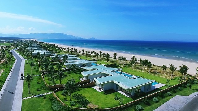 Khu villa gần biển chụp từ trên cao – đây là điểm lưu trú đáng để trải nghiệm