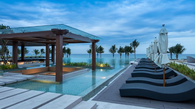 Dàn người đẹp có thể sử dụng bể bơi bốn mùa tại FLC Quy Nhơn