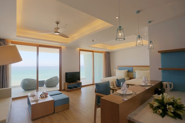 View phòng hướng biển mang lại cảm giác thư giãn. Nội thất sang trọng với đầy đủ tiện nghi cao cấp