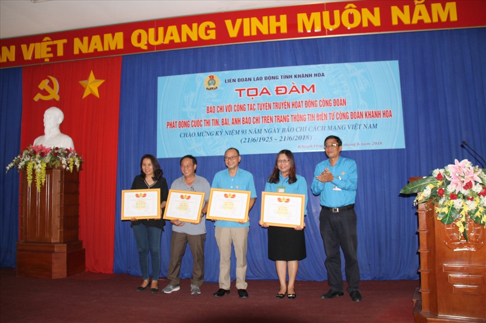 LĐLĐ tỉnh khen thưởng các cá nhân thực hiện tốt công tác tuyên truyền.