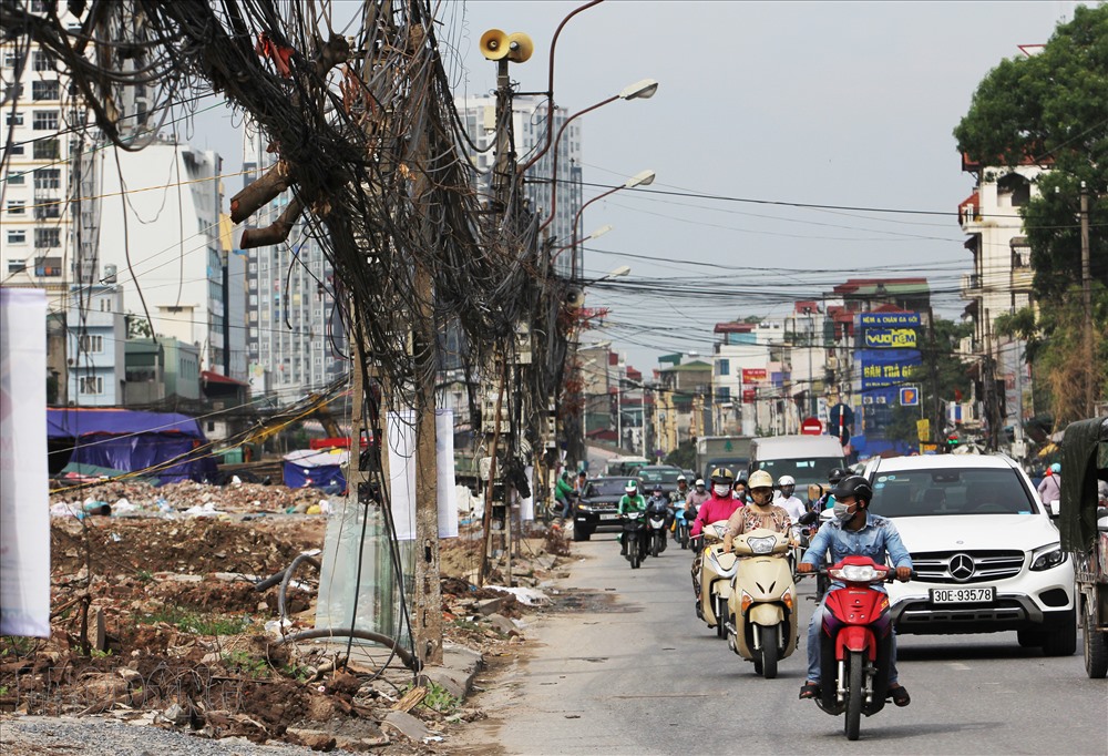Người dân địa phương cho biết, đoạn đường được phóng viên phản ánh nằm trong dự án xây dựng đường Vành đai 2 đoạn Vĩnh Tuy- Ngã Tư Sở khởi công từ ngày 22.4.2018 bao gồm tuyến đường bộ trên cao và phần mở rộng dưới thấp với tổng vốn đầu tư hơn 9.400 tỷ đồng.