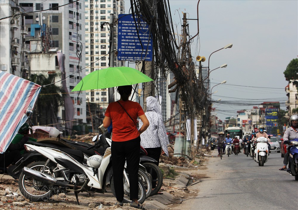 Những cột điện với chằng chịt dây được ví như “rác trời” không chỉ làm mất mĩ quan đô thị mà còn tiềm ẩn nguy hiểm, đặc biệt là mùa mưa bão sắp đến.