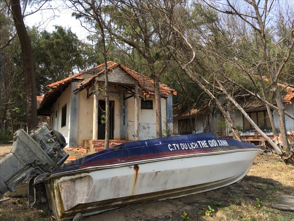 Một chiếc ca nô phi lên bờ, nằm mục rữa... Ảnh: C.H