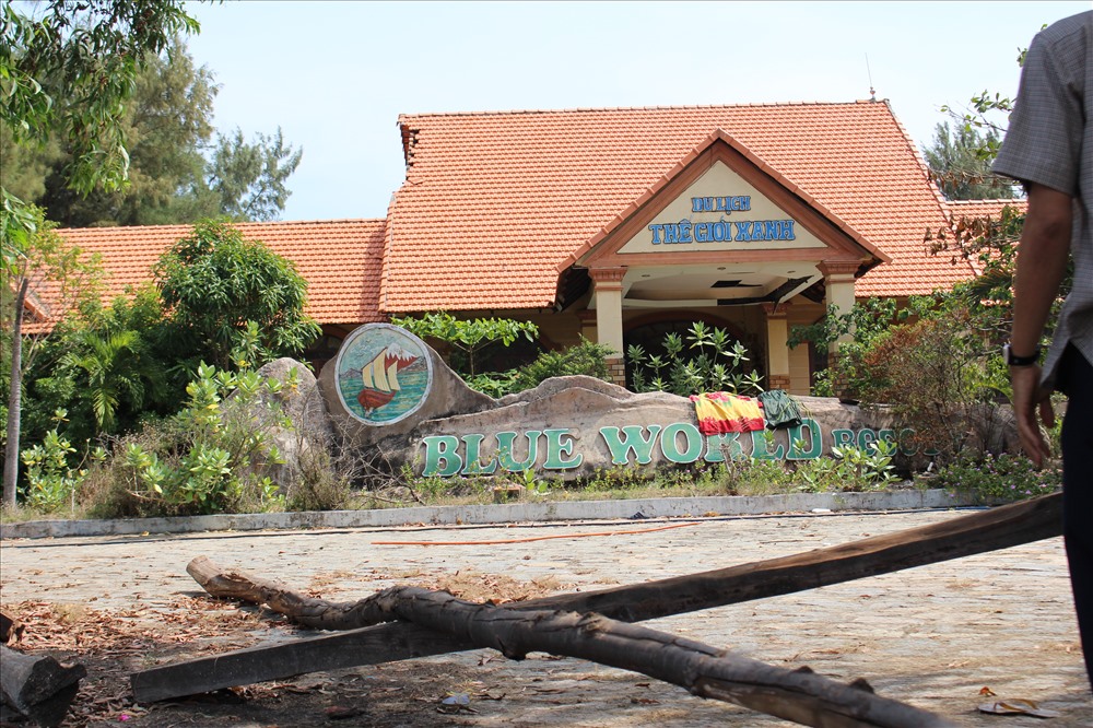 Song, việc quy hoạch cảng Kê Gà đã buộc những resort xây dựng dở dang, chưa kịp khánh thành đã rơi vô cảnh hoang phế. Ảnh: C.H