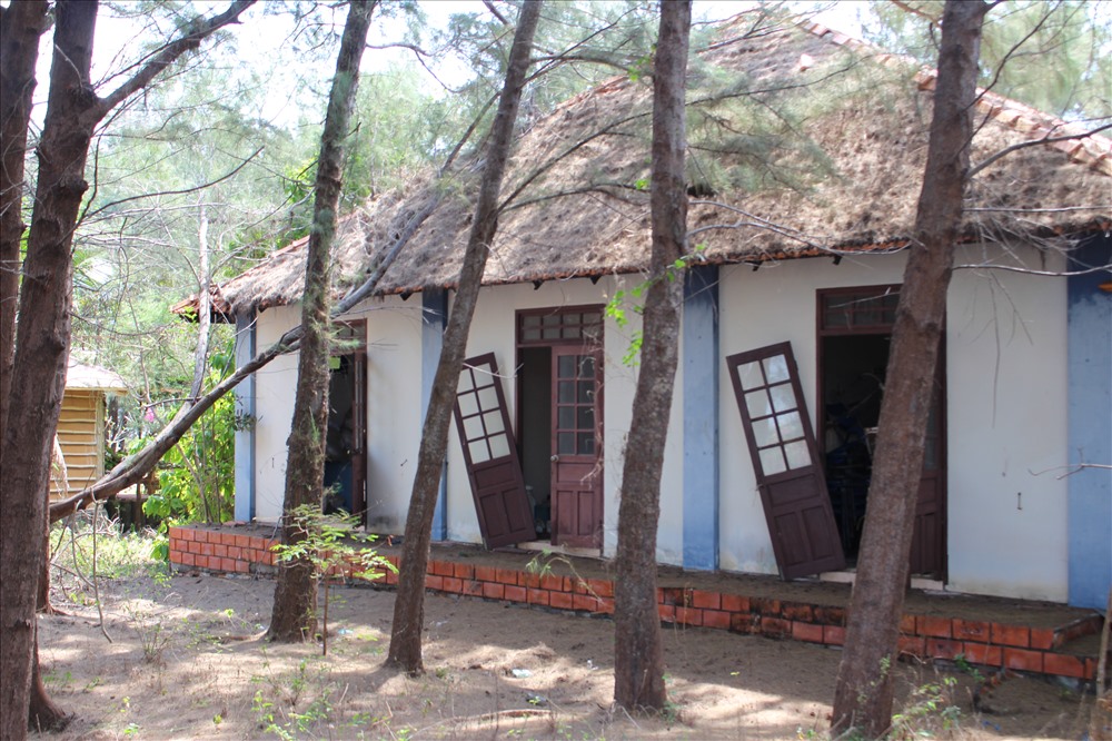 Những căn phòng long cửa. Ảnh: C.H