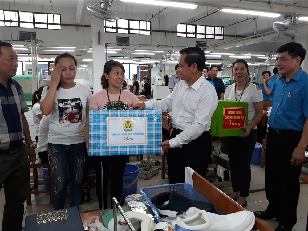Phó Chủ tịch UBND TP. Hải Phòng trao quà cho công nhân Cty TNHH Sao Vàng. Ảnh: TN