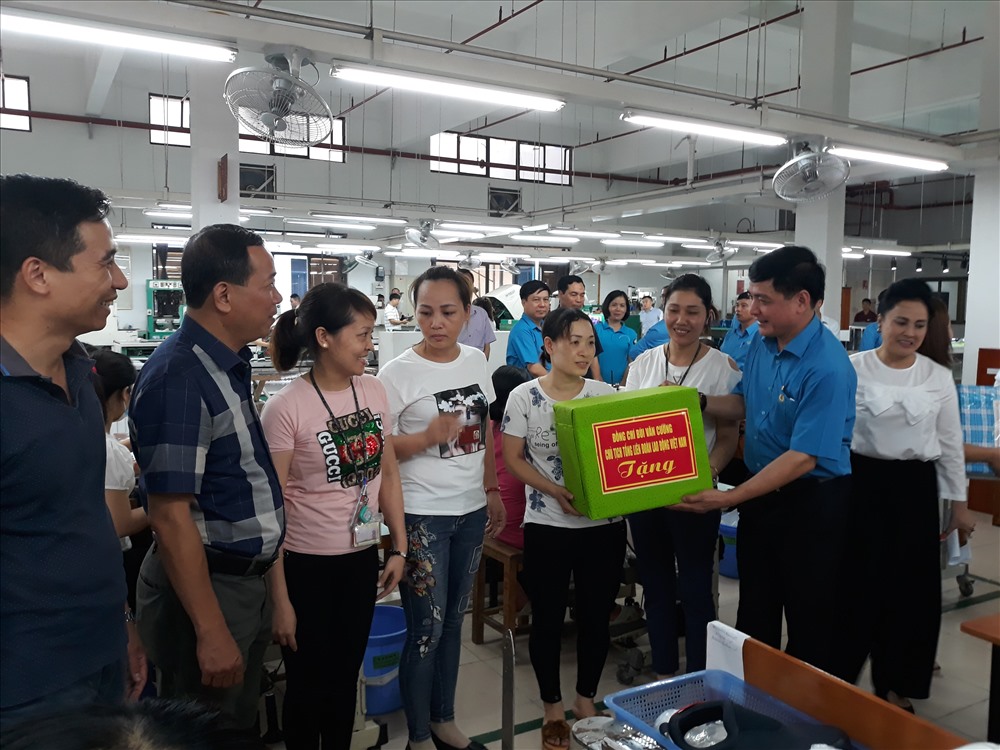 Chủ tịch Tổng LĐLĐ Việt Nam tặng quà công nhân Cty TNHH Sao Vàng. Ảnh: TN